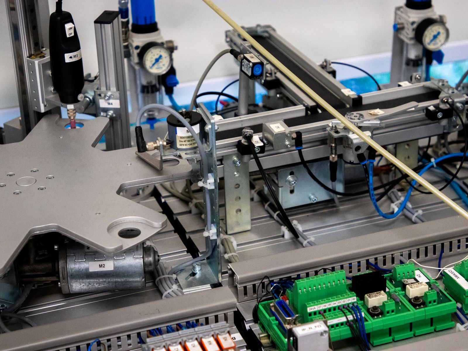 Ege Components – Screwdriving and Inspection Line